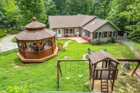 Hot Tub, King Beds, Amazing Location! Hotels in Lake Lure