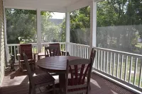 Miss Ida- Adorable Downtown Historic Cottage w/ Screened Porch