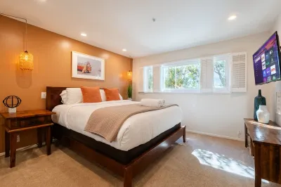 Sur La Mer, beachfront, tidal pools! 라호이아 쇼어스 비치 주변 호텔