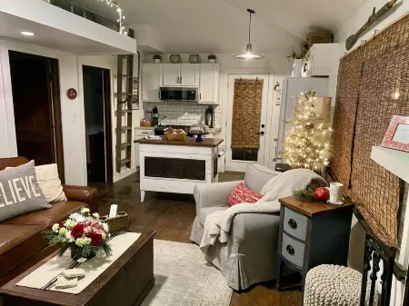 Ptoobies Place- waterfront cottage with boat dock & NEW deck!