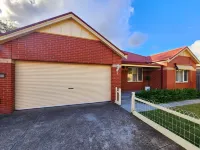 The Chateau -perfectly located, walking distance to town, train station & parks. 발란 미네랄 스프링 주변 호텔