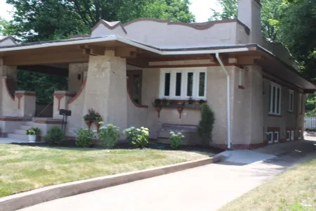 Spanish Charm 4bed/3bath Downtown Waupaca! Отели рядом с достопримечательностью «Парк Суон»