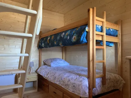 Bottom of chalet splendid view on lake, 4-6 persons Отели в г. Лез Англь