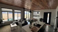 Modern 3 bedroom home on 20 private acres in Paradise Valley Hotels in Pray