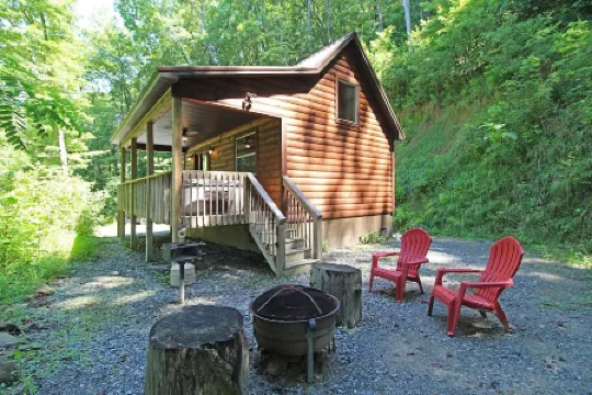Great small cabin with hot tub
