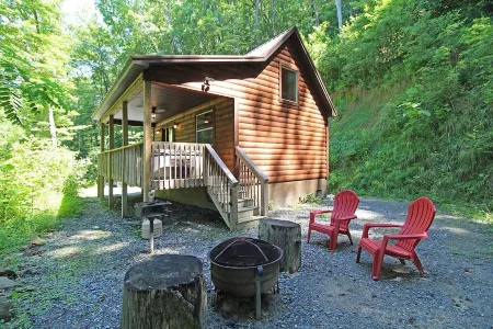 Great small cabin with hot tub