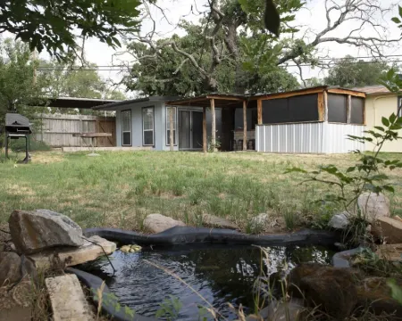 Roadside at 'Bout DAM Time - Cozy Lakeside Cabin, Nature Retreat, & Brew Pub! Hotels in Buchanan Dam