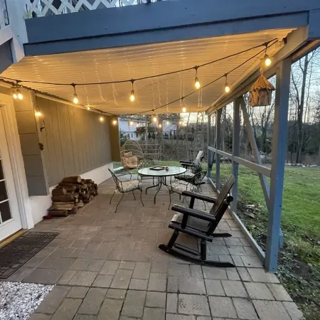 "Cozy Warwick Retreat Fire Pit- Near Wineries-Deck-BBQ-Near Wineries"
