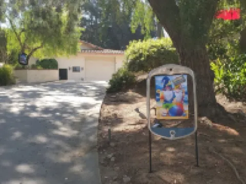 Detached guest house on private gated Spanish Estate with a pool, Temecula close フォールブルックのホテル