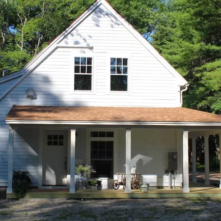 Charming Cottage Apartment, Private, Quiet and Sparkling Clean. 1 Bedrm 1 Bath.