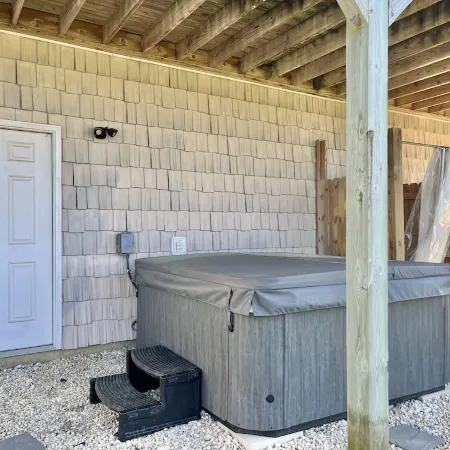 The Oceans Oyster-Hot tub, 5 min to beach, Pets, Sleeps 10 , Sound Views!!