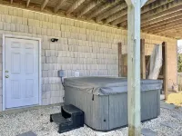 The Oceans Oyster-Hot tub, 5 min to beach, Pets, Sleeps 10 , Sound Views!!