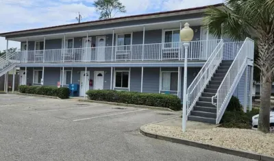 Cozy Condo Steps from the Gulf. Private, quiet but minutes from everything. Hotels near Korean Restaurant RC