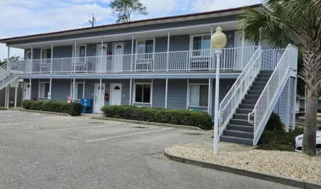 Cozy Condo Steps from the Gulf. Private, quiet but minutes from everything. Отели в г. Билокси