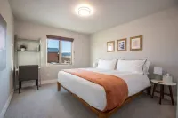 Modern+Spacious • Ski Winter Park • Private Hot • Family-Friendly • Evcharger Hotels in Tabernash