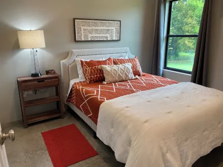 Lovely 2-bedroom cottage located in downtown Mount Vernon!