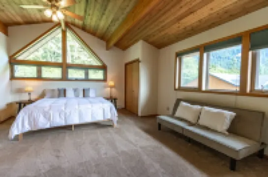 Auke Bay Chalet~ Ocean views, Hot tub, Sauna, outdoor entertainment, & fire pit!
