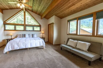 Auke Bay Chalet~ Ocean views, Hot tub, Sauna, outdoor entertainment, & fire pit! Các khách sạn gần University of Alaska Southeast