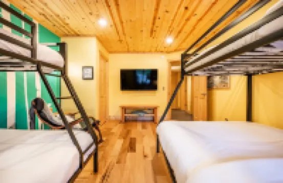 Hot Tub, King Beds, Bunkroom, Deck & Dog Friendly -Modern Mountain Getaway Cabin