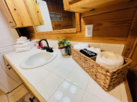 Cozy cabin w/ private pond & firepit. 3 miles to lake & 12 to Crater of Diamonds