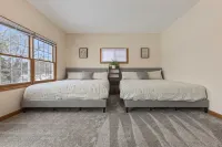 Lakefront W/ Private Beach, Pool, Hot Tub, Golf Simulator, Projector, Bar & more Klein Cider Mill 주변 호텔