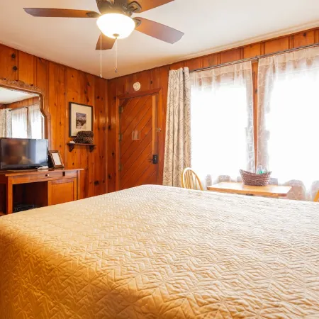 Romantic Couples Cabin near Park Gate Entrance to Sequoia Nat'l Park