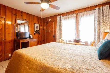 Romantic Couples Cabin near Park Gate Entrance to Sequoia Nat'l Park