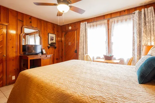 Romantic Couples Cabin near Park Gate Entrance to Sequoia Nat'l Park
