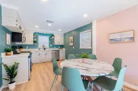 Pensacola Cottage - King Bed - Mins. from Beaches & Downtown - Pet Friendly