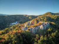 Incredible Mtn. Views, Cozy Loft, Minutes to Downtown, Indoor & Out Door Pools!