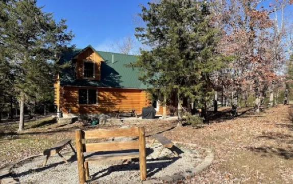 Newly built LOG Cabin-Float, Golf, Hike, Hunt, Fish, visit a winery...Relax!