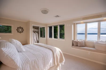 Sunset Beach Lake House on Beautiful Owasco Lake - Great Family Summer Retreat!