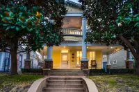 ★ Luxe Thomas Mansion ★ | hot tub, pool, fire pit!