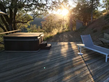 Mountaintop open home living-pool, hot tub & views! Отели рядом с достопримечательностью «Сарацина Вайнярдс»