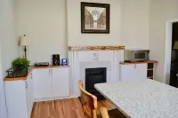 Cottage on Main - 357 Hotels in Forest City