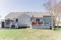 Newly renovated, 4BD 2 BA, 1 full acre, sleeps 9, and is pet friendly. Hotels near Chesapeake Bay Bridge-Tunnel