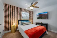 Southern Comfort Getaway: hot tub-theater-game room-fire pit-yard games Hotels near West Knoxville Pediatrics
