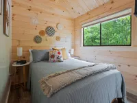 The Mighty Acorn, Bungalow is a delightful cozy tiny home in the woods. メニフィーのホテル
