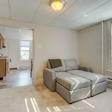 Hell's Kitchen, Apt #11-Bedroom Apartment Just a Short Walk to Hershey Theatre