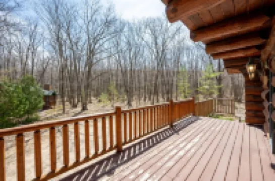 Charming 3-bedroom Log Cabin by the lake