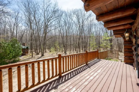 Charming 3-bedroom Log Cabin by the lake