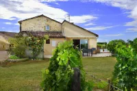 Charming detached house with private pool near St-Emilion. فنادق في Saint-Sulpice-de-Faleyrens