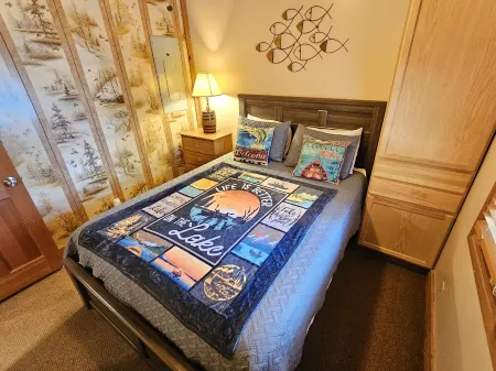 Peaceful Lake House Cabin 1, Kayaks Provided Free, Direct Water Access!