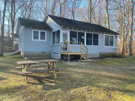 Lovely Cottage in the Heart of Long Island Wine country