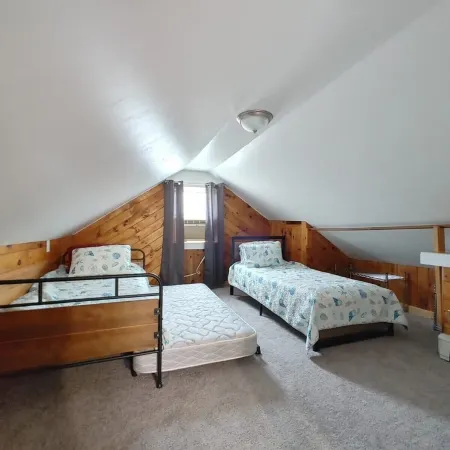 Charming Cottage in Hyannis Walk to Downtown, Beach, Harbor, Pet Friendly Fence