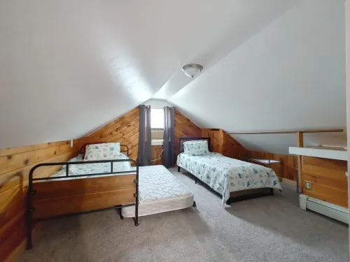 Charming Cottage in Hyannis Walk to Downtown, Beach, Harbor, Pet Friendly Fence فنادق في Barnstable