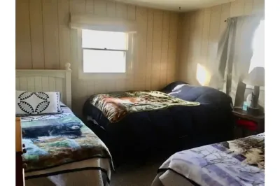 Riverview Cabin Hotels near Whispering Oaks Campground