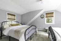A cozy cape cod cottage w/ AC near local beaches! Pet friendly