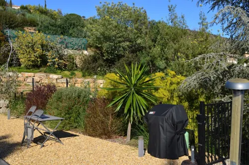 house wtih swimming pool and large garden. Sea view