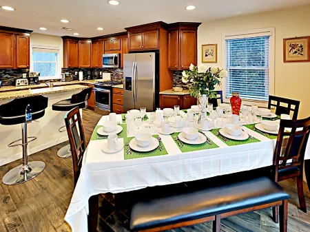 New, dog-friendly 5-bed home. Steps to Keyes Beach, Main Street, and Harbor! Отели в г. Барнстейбл